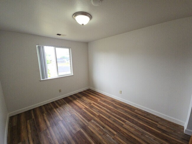 Building Photo - 3BD/2BA McKinleyville home features ample ...