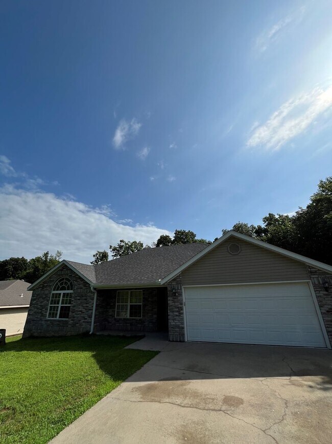Building Photo - Remodeled 3 bedroom 2 bath home, all new! ...