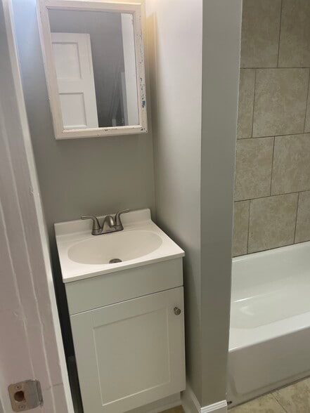 Bathroom - 1725 King Woods Dr, APT A