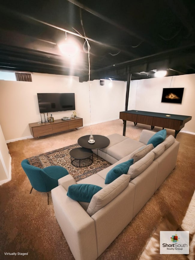 Building Photo - Lansing 4 bed 2 bath single family home with fenced in back yard.