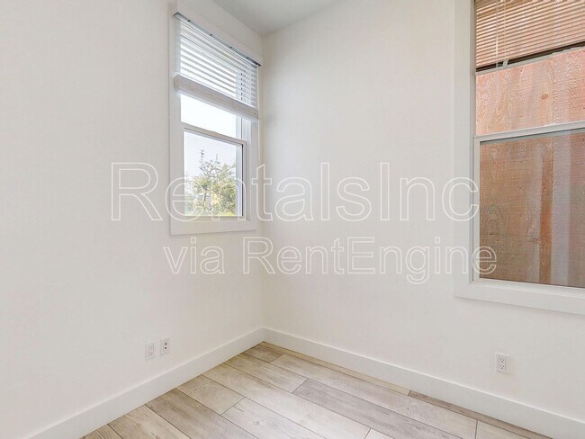 Building Photo - 759 6th Ave