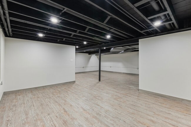 Building Photo - 820 N Merrill St