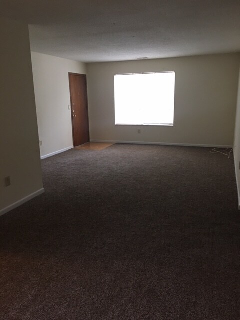 Living Room/Entry - Oaks Country Club Apartments