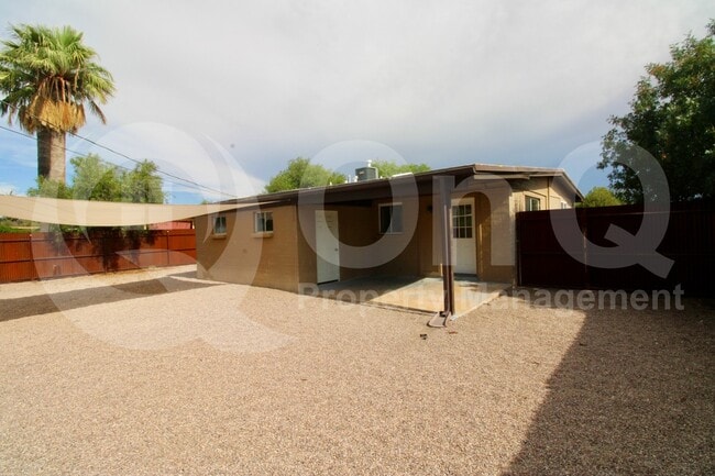 Building Photo - 4043 E Deseret Dr