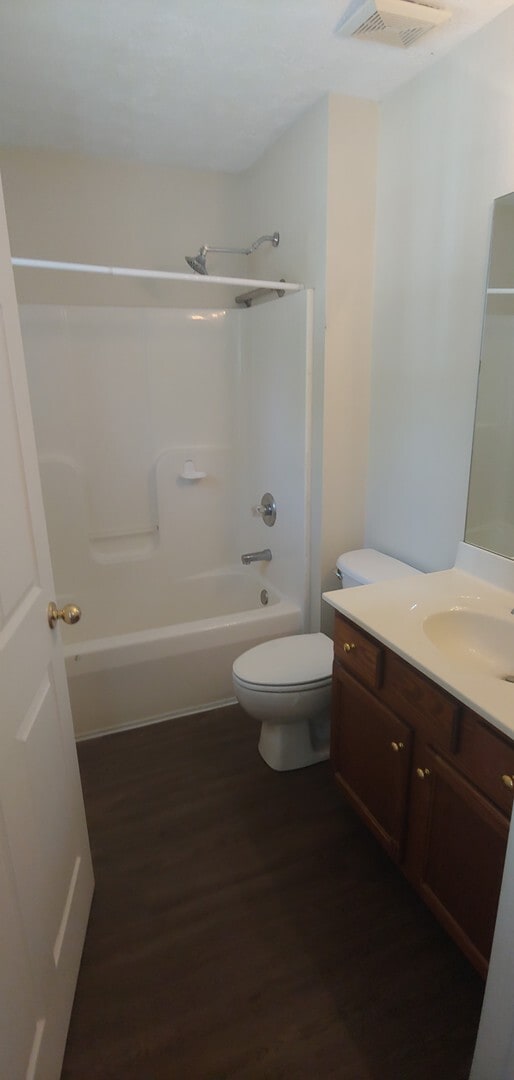 Building Photo - One Level home with 3 bedrooms,2 bath  Large back yard!       26032326