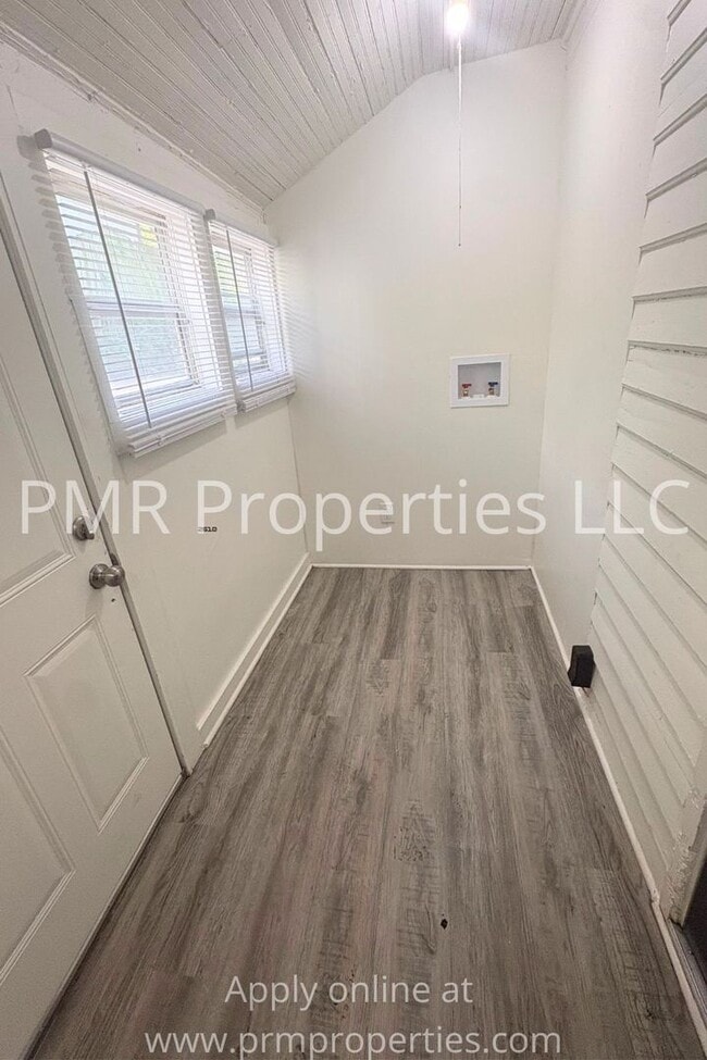 Building Photo - 3 Bedrooms / 1 Bathroom House