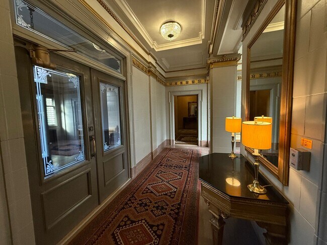 Building Photo - Historical 705 Davis Building! Vintage Lux...