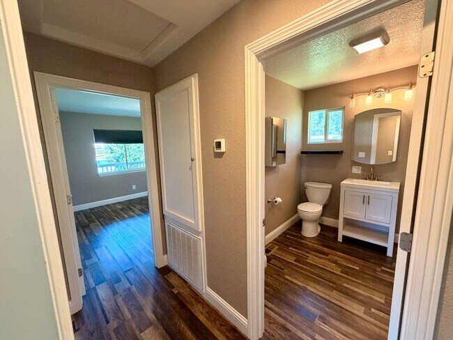 Building Photo - Updated 2 Bedroom 1 Bathroom in Grass Valley
