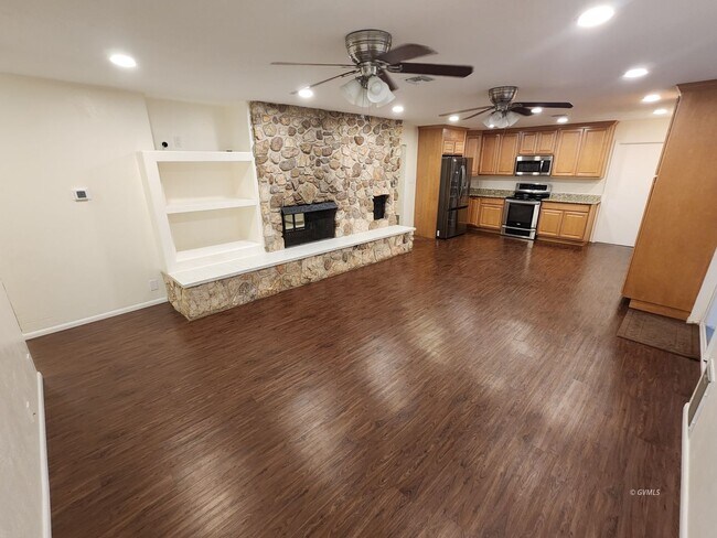 Building Photo - 830 W Stirrup Dr