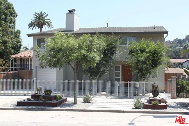 Primary Photo - 2334 Silver Lake Blvd