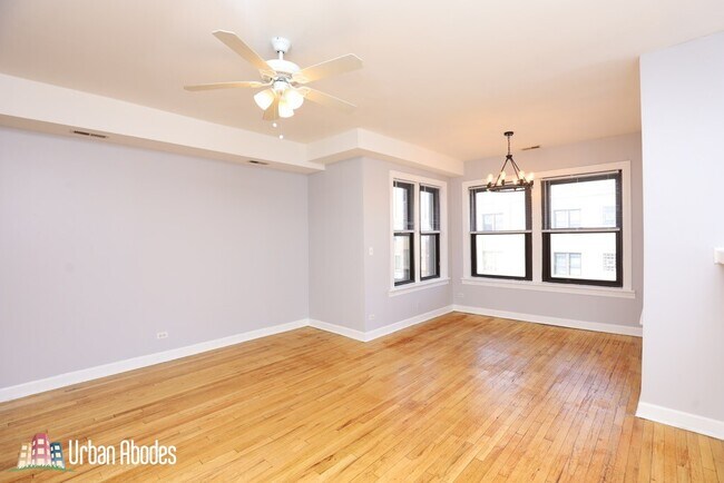 Building Photo - 2407 W Wilson Ave