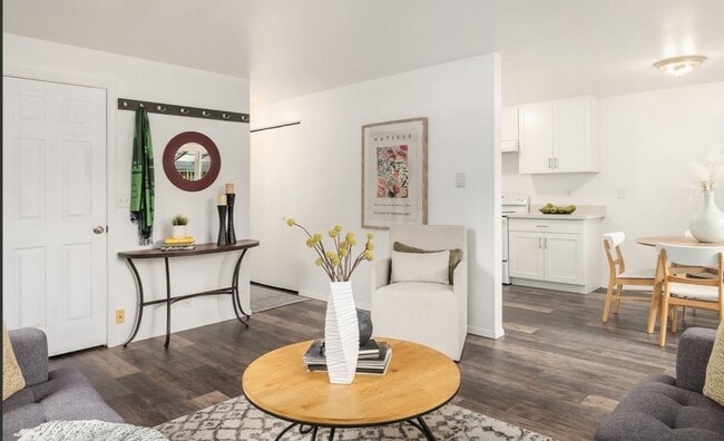 Building Photo - Modern 2 Bed, 1 Bath Duplex in Prime Olde ...