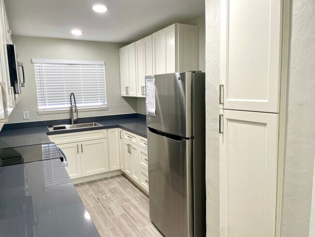 Building Photo - Fully Remodeled 2bedroom near downtown