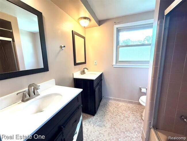 Building Photo - 26211 Simone St