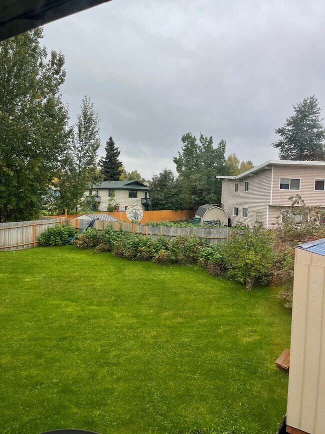 Building Photo - 3 Bed/1 Bath - Heat included!