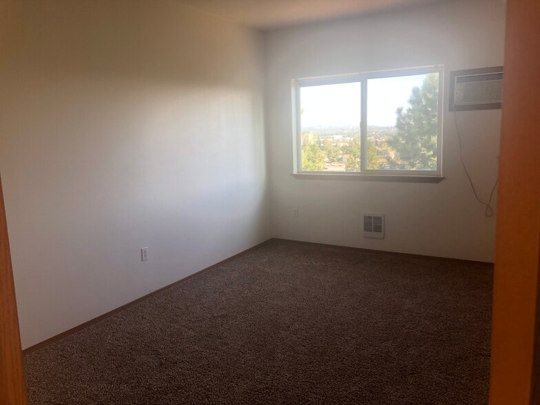 Building Photo - 1609 E Hartson Ave