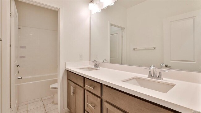 Building Photo - 2832 E Clementine Dr