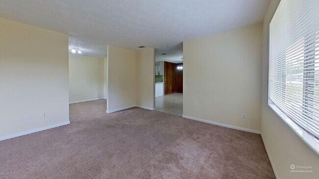 Building Photo - Welcome home to this beautiful brick 3-bedroom