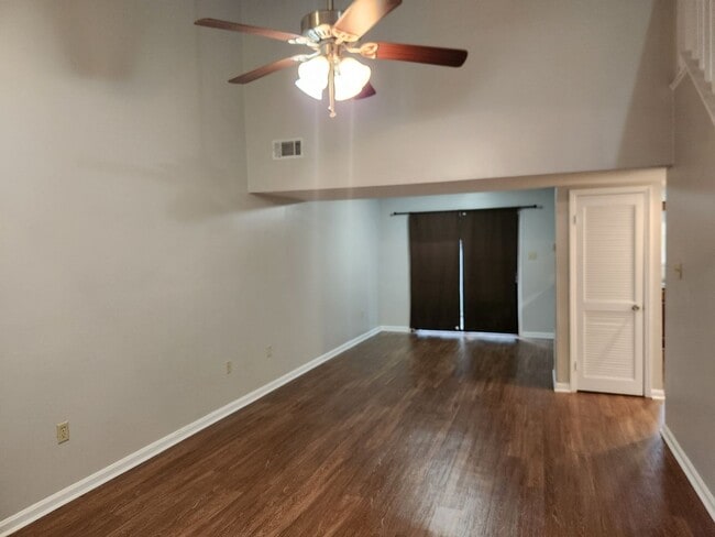 Building Photo - **Available January 1st** 3 Bedroom, 2.5 Bath Town Home