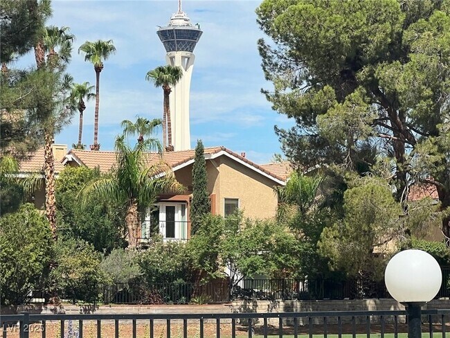 Building Photo - 2963 Pinehurst Dr