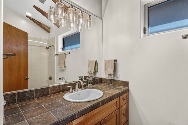 Building Photo - 631 3rd St