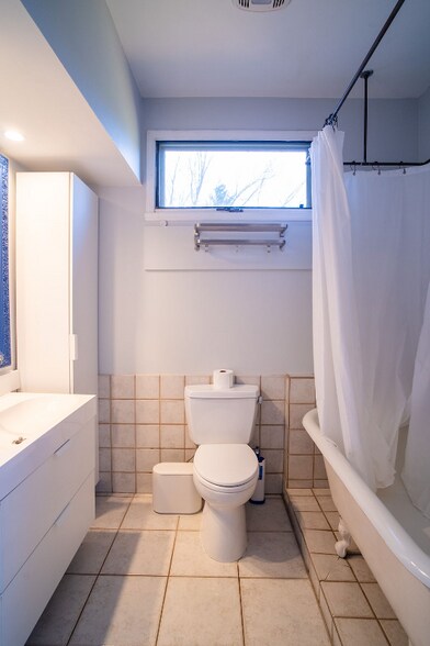 Building Photo - 758 Lake Ave NE