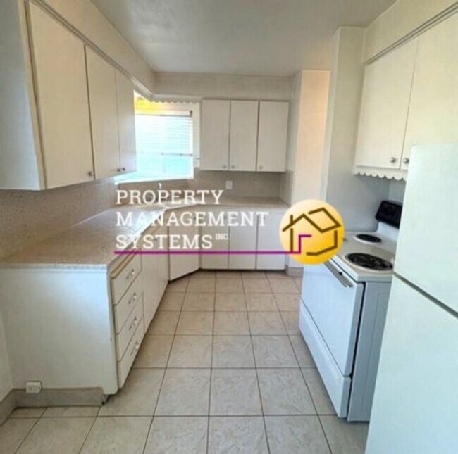 Building Photo - 3 Bed / 2 Bath Duplex in Sugarhouse!