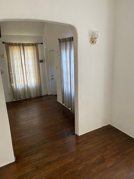 Building Photo - 10343 Dunkirk Ave