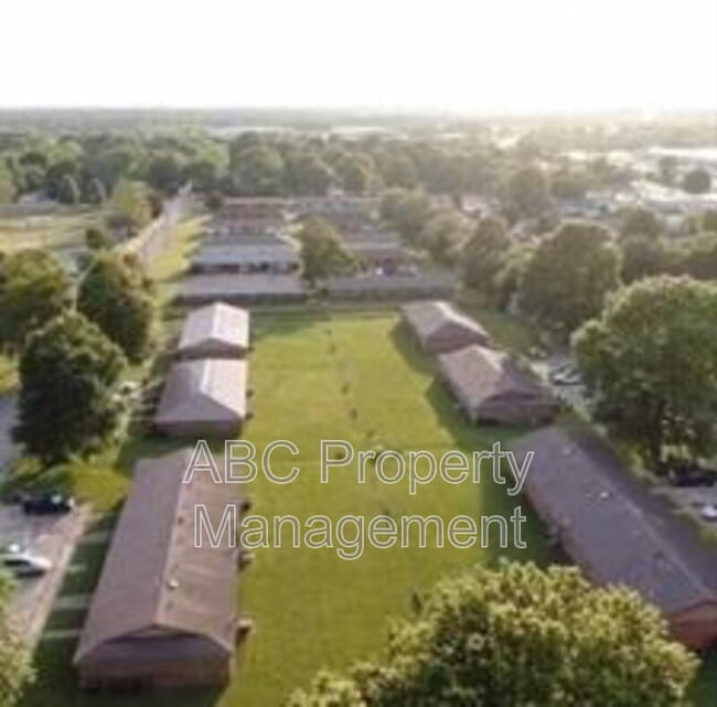 Building Photo - 1226 W Bishop Dr