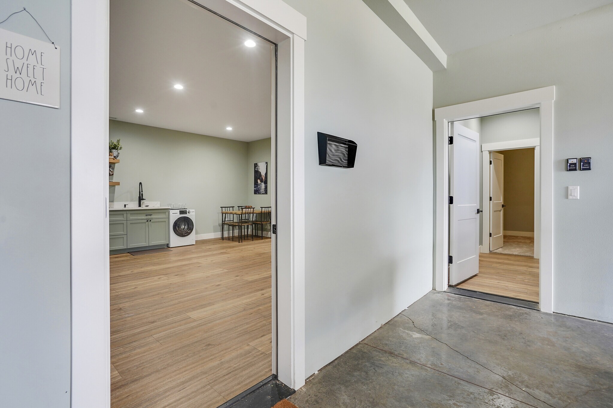 Building Photo - 1132 Thunderbird Ave S