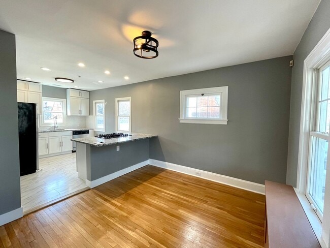 Building Photo - Single Family House 4-Bedroom, 2-Bath For ...