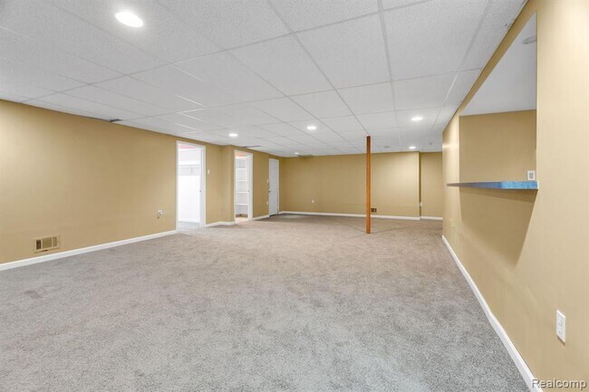 Building Photo - 6573 Poppleton Rd