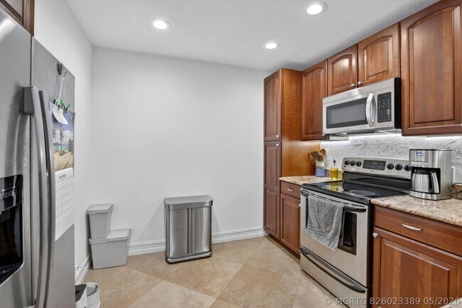 Building Photo - 9101 Jacaranda Ln