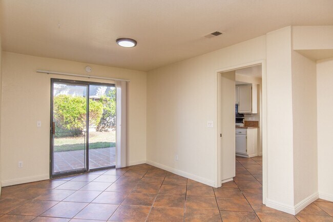 Building Photo - Highly Desirable 3 bedroom / 3 bath Cul-de...