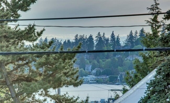 Building Photo - Beautiful Home located near Juanita Bay Water Front with 2 Bed and 2 Bath