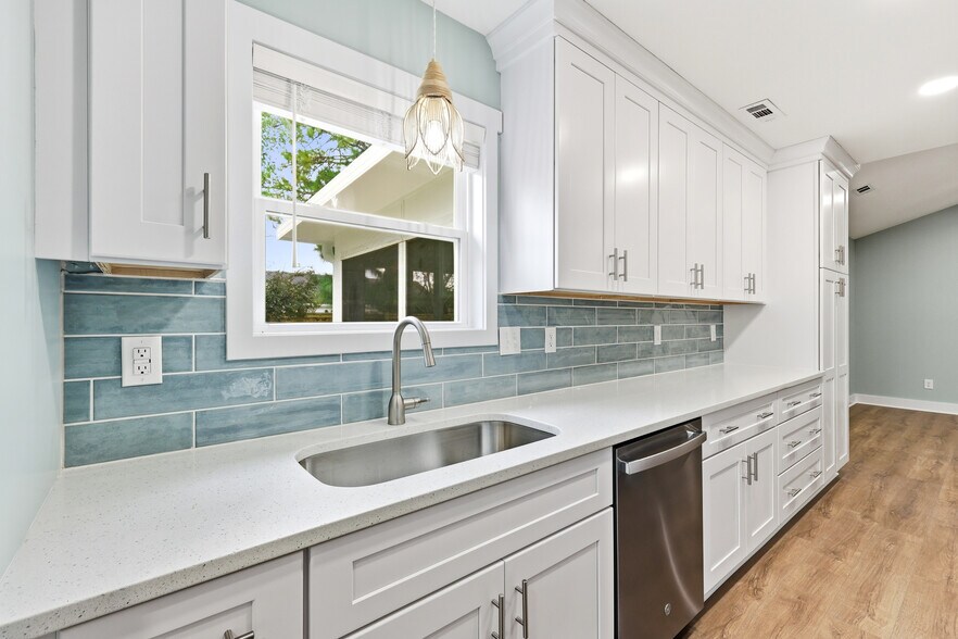 Building Photo - 303 Hixon Pl