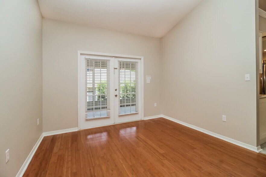 Building Photo - 611 Chautauqua Dr