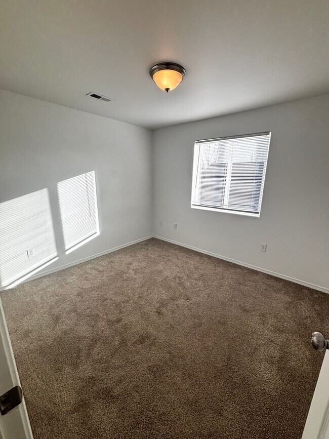 Building Photo - SW Bend House Near the Old Mill District, 4 Bdrms, 2.5 baths, A/C, Office/den, Dbl. Garage