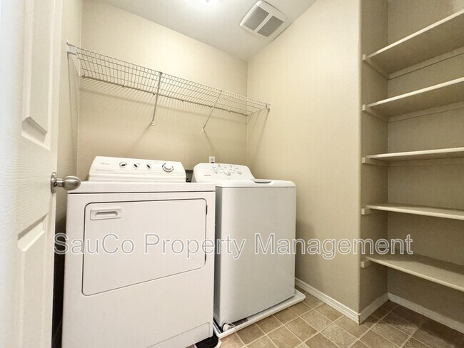 Building Photo - 4572 SE Olivewood St