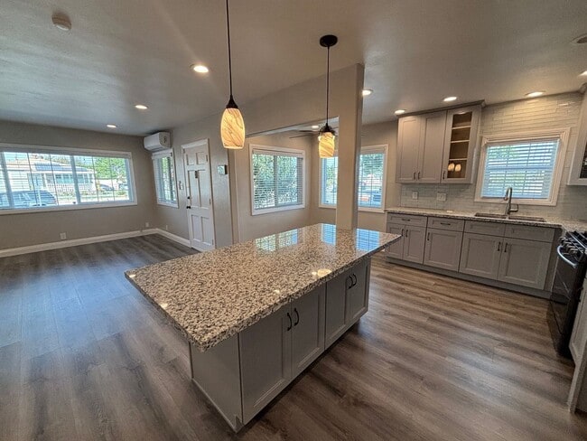 Building Photo - Spacious 2 Bedroom Home with 2 Bonus Rooms