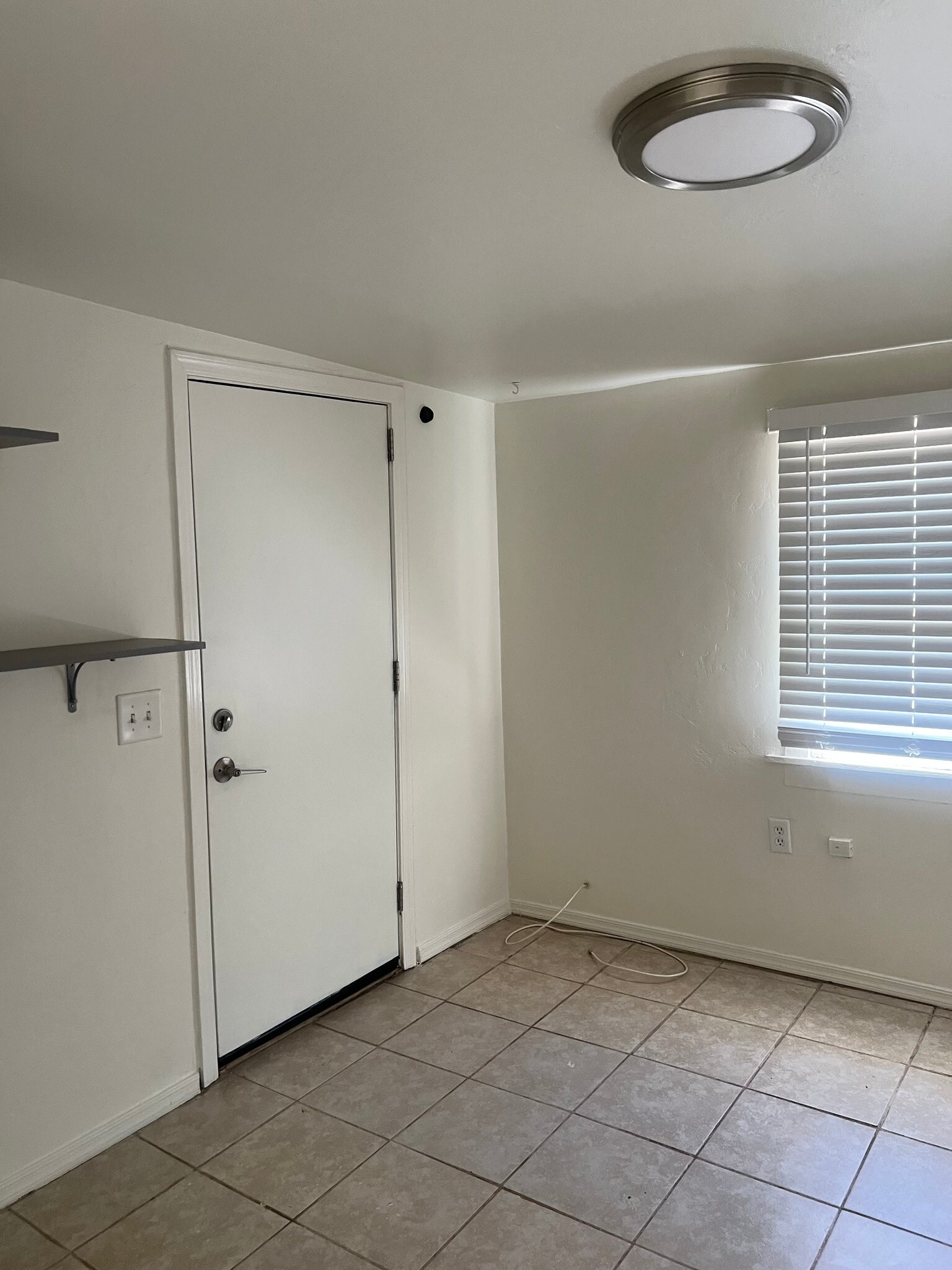 Building Photo - 826 E Lee St