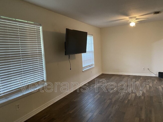 Building Photo - 2411 Sunkist Country Club Rd