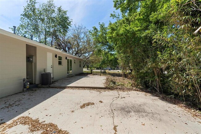 Building Photo - 2240 Conway Dr