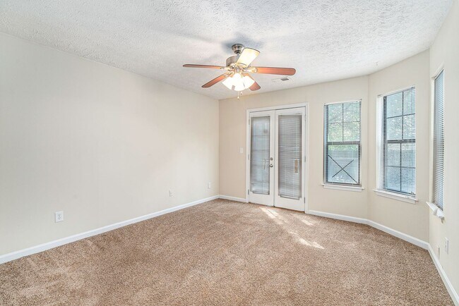 Building Photo - 4 bdrm, 2 bath home w/ a pool! Pool service included!
