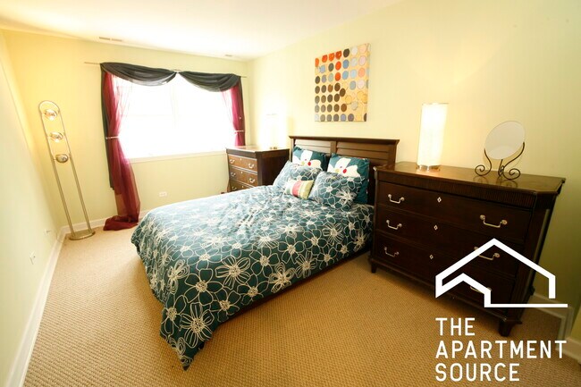 Building Photo - 6954 N Greenview Ave