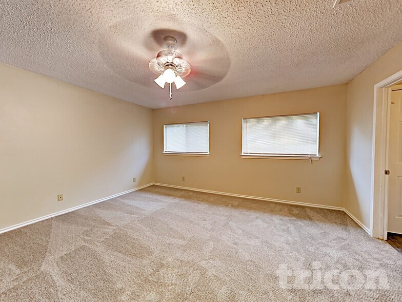 Building Photo - 8055 Chestnut Cedar Dr