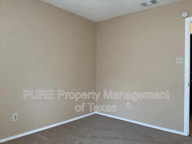 Building Photo - 2028 Redwing Way