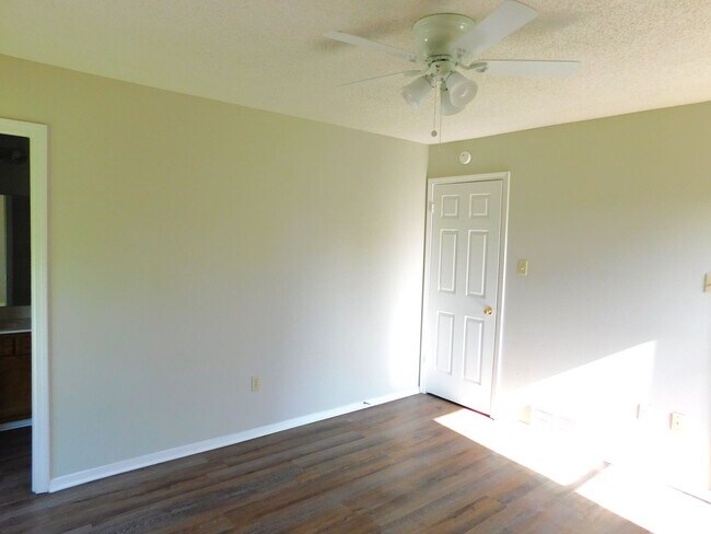 Building Photo - 5840 Waverly Dr