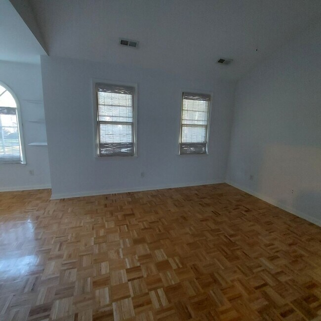 Building Photo - 1230 Briardale Rd