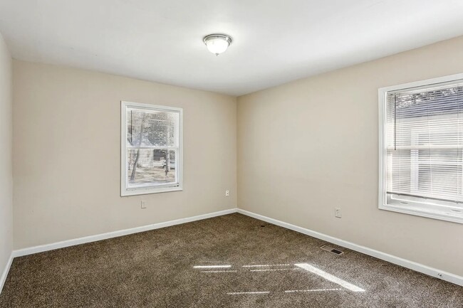 Building Photo - 1528 Pineview Terrace SW